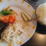 韓国館 - 食べ放題のお惣菜もとても美味しいんです。