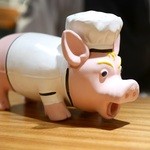 TACUBO - カウンター上のオブジェかと思った豚さんは、業務連絡用のブザー替わりでした。