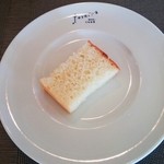 カフェ テルツィーナ  - 自家製パン