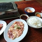 貴陽苑 - カルビ、豚ホル、キムチ、ご飯、カクテキ、みそ汁、ナムル♪