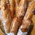 パン工房 フールフール - 料理写真:全粒粉を配合した、低温長時間醗酵の風味豊かなフランスパンです。