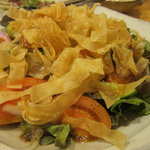 炭火串処 そうげん - パリパリワンタンとトマトのサラダ