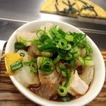 八昌 - スジポン。コラーゲンの塊。奥は山芋のとろとろ焼き、日替わりメニューです。