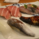 すし旬 久屋店 - 手前右から、うなぎ、コハダ、ヤリイカ、中とろ、あじ