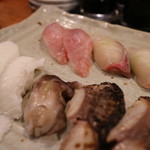 すし旬 久屋店 - 手前右から、さば漬け炙り、いきてるとり貝、えんがわ、ノドグロ、しまあじ