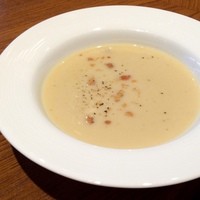 三笠会館 聖せき亭 - 本日のビア付きお外ランチ ♪ 三笠会館 聖せき亭にて お昼の【すみれコース】♪季節のスープ「新玉ねぎのポタージュ」(^^) #ごちそうフォト