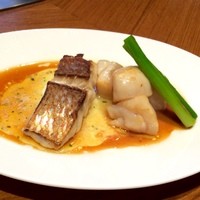 三笠会館 聖せき亭 - 本日のビア付きお外ランチ ♪ 三笠会館 聖せき亭にて お昼の【すみれコース】♪ 本日の魚介鉄板焼き「イトヨリダイと帆立」(^^) #ごちそうフォト #鯛 #いとより鯛 #ホタテ