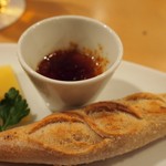 レバのブリュレ 炭火焼のバケット、チーズとトマト、香味野菜添え