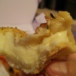 Domino's Pizza - ふかふか生地にチーズがたっぷり練り込まれた不思議な食感