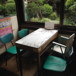 福田屋 - 窓際のテーブル