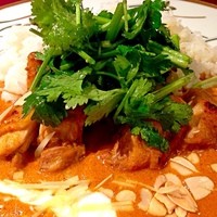 シェ・イノ - 【第11回グランメゾンチャリティーカレー】シェ・イノ風バターチキンカレー、パクチーサラダと（1,000円）、近影。