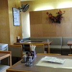 山海亭 たんや もうもう - テーブル席のスペース