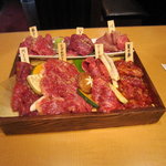 焼肉くにもと - 木箱にキレイに並べられて登場！