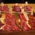 焼肉くにもと - それぞれ、手板に名称が書かれています。
