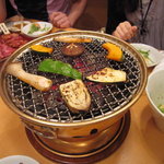 焼肉くにもと - 箸休めに野菜を焼いて。