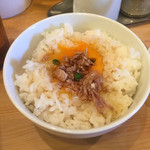 麺屋 極鶏 - 卵ご飯。チャーシューの刻んだもの入り