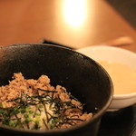ぢどりや - ◎そぼろ丼　スープは濃い白濁系・・・