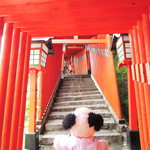 Furuhashi Shuzou - ほらっ、すごい鳥居の数！
      太鼓谷稲成神社は山上にあるので
      参道はこの鳥居の階段をのぼっていきます。
      
      ちびつぬ「きゃっ、きゃっ、きれいね～」
       