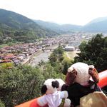 Furuhashi Shuzou - ひゃっほ～、神社の境内から津和野の街並みが一望できるよ～
      階段を一生懸命のぼった甲斐があったね。
      でも次の場所も同じくらいハードだよ。