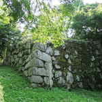 Furuhashi Shuzou - ずんずん登って行くとまた石垣が。
      津和野城は石垣は当時のままのものが残ってるそうだよ。
      こんな山上に石を運搬するのは大変だったろうねぇ。