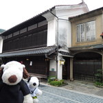 Furuhashi Shuzou - ボキらがまず立ち寄ったのはこちらの『古橋(ふるはし)酒造』。
                        この本町通りには、昔のままの古い建物で
                        営業されているお店が多くて、こちらもそのひとつだよ。