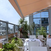 銀座 レストラン オザミ - 店内の屋上テラス席の風景です