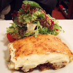 ラミティエ - アッシパルマンティエ サラダ添え：牛ひき肉とマッシュポテトとグリエールチーズの重ねオーブン焼き