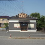 三たて蕎麦 やじま - 農家の前に店があります、裏手には小屋があります。