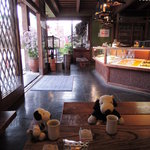 和菓子処 三松堂 - お店の中にはイートインスペースがあるんだよ。
            なんだかとっても落ち着く店内だねぇ～♪