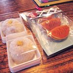 和菓子処 三松堂 - 津和野の銘菓と言えば『源氏巻』なので、
            実は最初、それをいただくつもりだったけど、
            他の和菓子に目移りしちゃって、この2種類を購入。