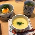 たつみ寿司 - 茶碗蒸しとサラダ