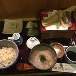 Tantan - 蕎麦は細過ぎて蕎麦の香りが無いね。
                        細過ぎるのも限度があるね
                        自然薯とろろご飯は粘り気が凄く美味しい〜
                        全体的に美味しく頂きましたm(._.)m