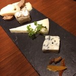 ACORN - 本日のチーズ三点盛合せ
                        ゴルゴンゾーラ
                        イベリコ
                        カマンベール