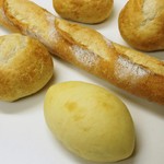 フィセル、クリームパン（手前）、丸パン３個＝16年3月