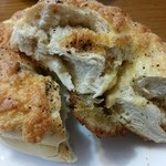 パン工房鳥居平 - ベーグル チーズ＆ペッパー断面。