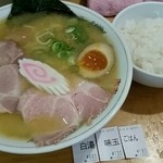 白湯６８０円+煮玉子１３０円+ご飯１８０円　計９９０円