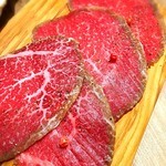 붉은 고기의 수제 생 햄