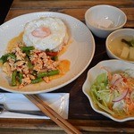 『カオ・パッド・ガパオ』