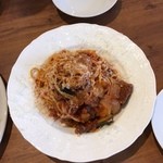 オルタッジョ  - パスタ
      黒毛和牛と野菜のラグートマトソース