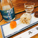 久昇 - いつも真心の入った本日の突き出し、里芋の塩ゆで、味付け卵黄、おむすびの３品、秋田 高清水で乾杯！