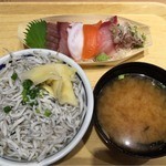 Tsukiji Shokudou Genchan Shinagawa Shizun Terasu Ten - しらす丼