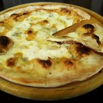 Pizzeria Bar CUCINA P.B.C since2015 - クアトロフォルマッジ（アップ）