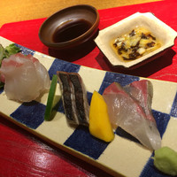 賛否両論 名古屋 - お造り 鯛、サワラの炙り、シマアジの3種 黄ニラと塩昆布のごま油和え添え