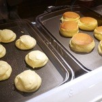 幸せのパンケーキ - ３回に分けて焼かれる生地は、フワッフワ