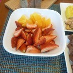 Homeless Garden Project Farm - 翌朝の朝食に苺を・・