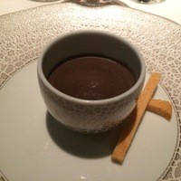 シェ・イノ - 黒トリュフのピューレをかけた温度玉子。非常に濃厚かつ美味