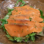 なかむら屋 - スモークサーモンのサラダ￥８００