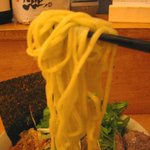 くじラーメン屋　直樹 - 大原製麺の中太平打ち麺リフトアップ