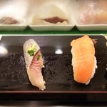 Nihombashi Sushi Tetsu - 左が追加のいわし