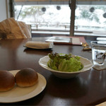 カフェ リヴィエール - ランチのパンとサラダ
      